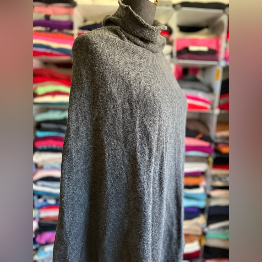 Elegant Charcoal Black Turtleneck Cashmere Poncho Sweater, Made in Italy 🇮🇹
